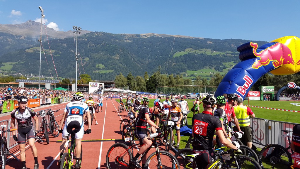 Volles Lienzer Dolomitenstadion wo die Übergabe von Paraglider auf Mountainbiker erfolgte.